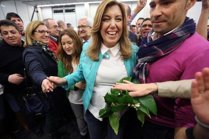 Susana D&iacute;az recibe la felicitaci&oacute;n de sus simpatitzantes mientras se dirige a valorar los resultados de las elecciones en las que su partido ha obtenido 47 esca&ntilde;os, los mismos que en 2012.