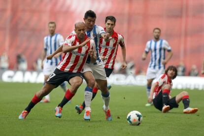 Chory Castro pelea el bal&oacute;n con Mikel Rico