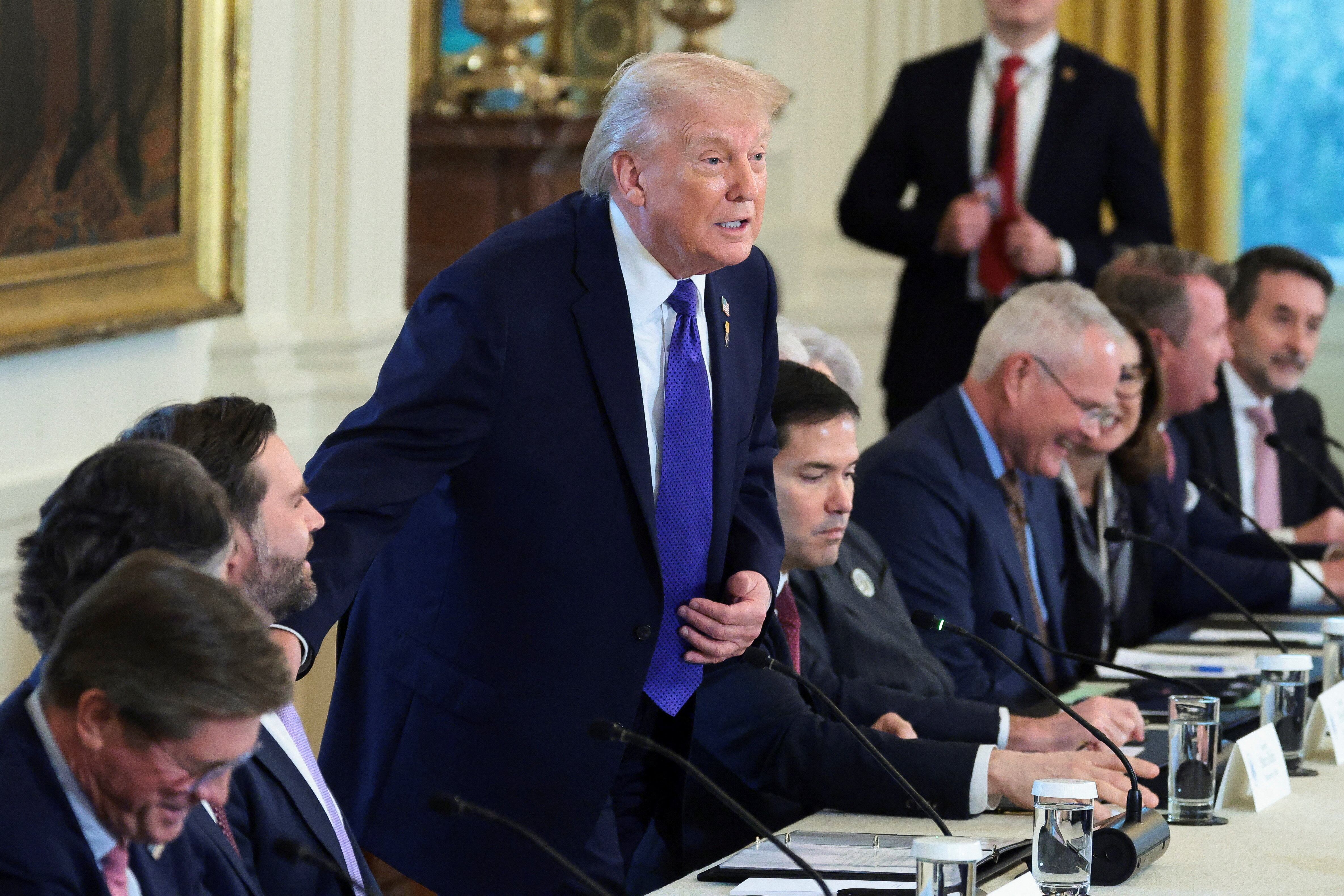 Trump: Petrolere investano 100 miliardi in Venezuela