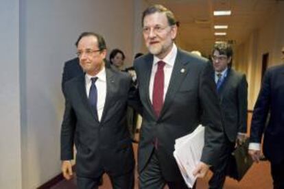 El presidente del Gobierno, Mariano Rajoy (d), acompañado por el presidente de Francia, François Hollande (i) antes de una reunión bilateral en Bruselas. EFE/Archivo