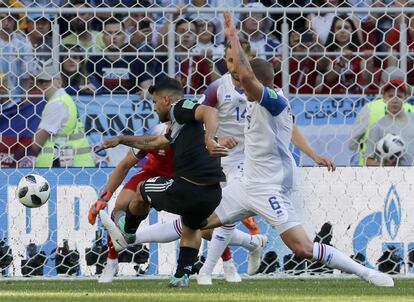 Sergio Agüero, marca el primer gol de Argentina ante Islandia.