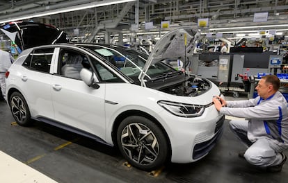 Un operario en la fábrica de Volkswagen en Zwickau (Alemania).