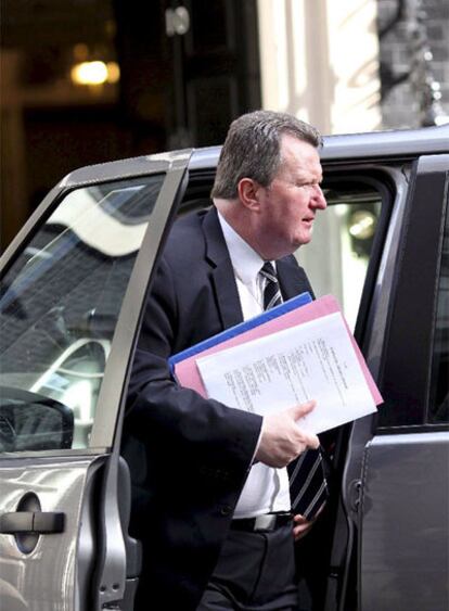 Bob Quick, con el documento secreto en la mano al bajar del coche.