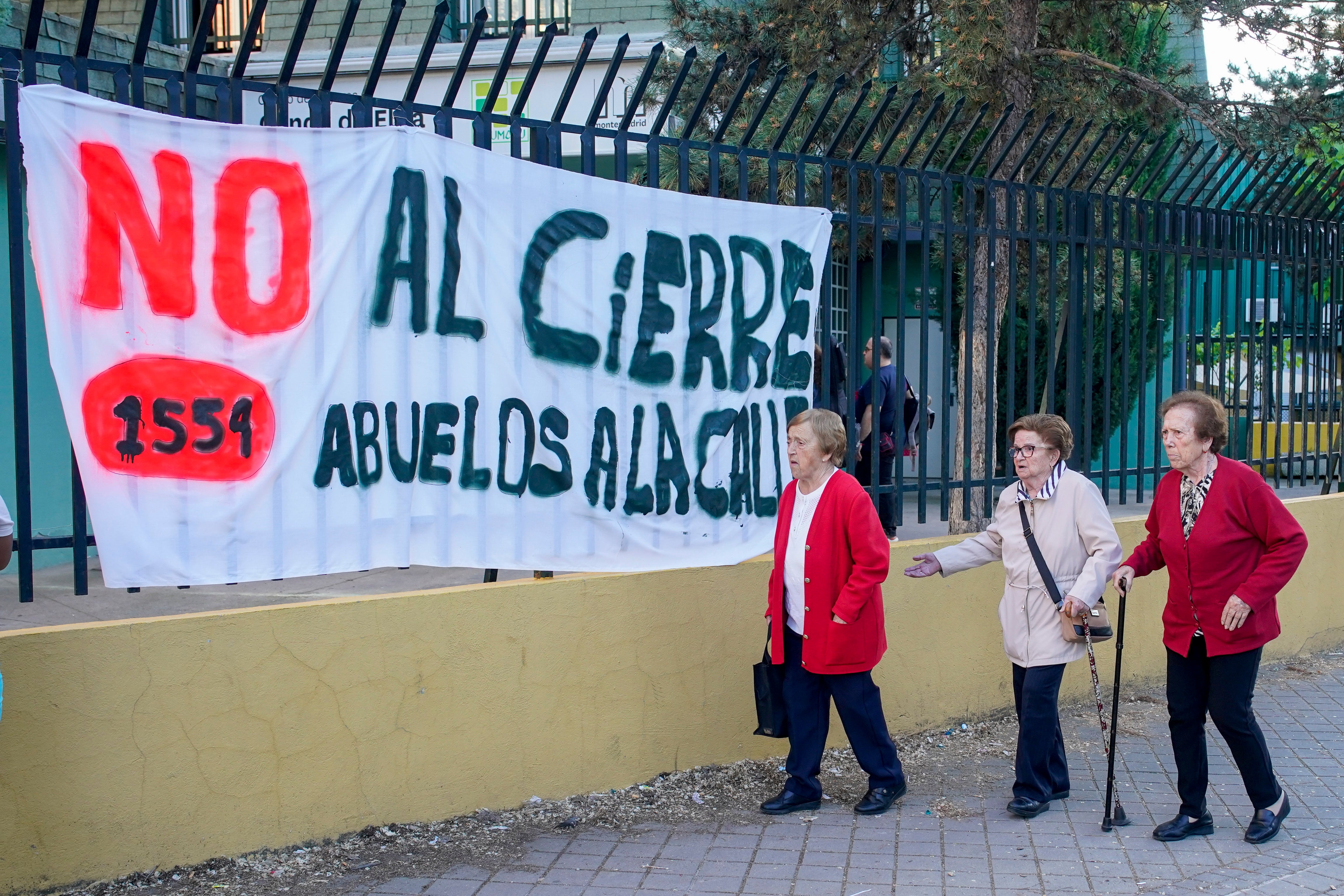 Tres mujeres mayores caminan al lado del centro.