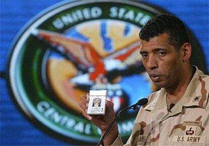 El general Vincent Brooks mostró ayer una baraja con las caras de los líderes iraquíes buscados por EE UU.