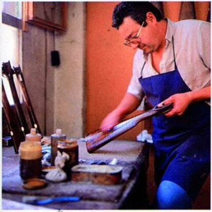 Un trabajador de Arrieta pule la culata de una escopeta fina en el taller de Elgoibar (Guipuzkoa)