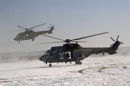 Dos helicópteros españoles despegan para sumarse a las labores de búsqueda del avión desaparecido.