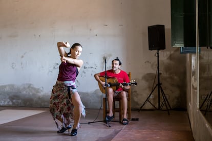 Rocío Molina, en un ensayo de 'Al fondo riela (Lo otro del Uno)' con Yerai Cortés.  en Sevilla. / María Agar Martínez