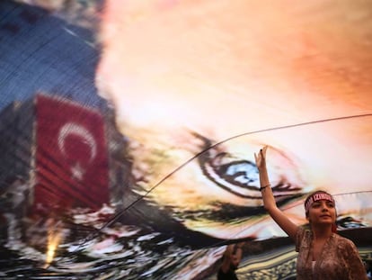 Una manifestante bajo un inmenso retrato de Mustafa Kemal Atat&uuml;rk, fundador de la Turqu&iacute;a republicana y laica, en una concentraci&oacute;n contra el golpe de Estado en la localidad turca de Esmirna organizada el 4 de agosto por la oposici&oacute;n socialdem&oacute;crata. 
 