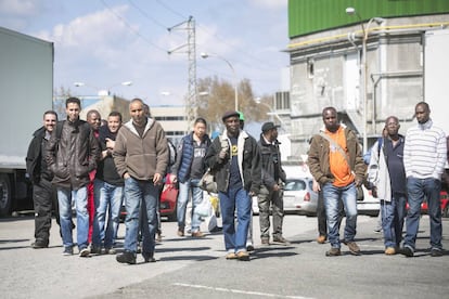 Trabajadores de un matadero de Vic, a la salida del turno.