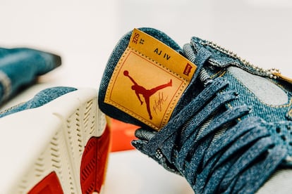 Este mes salen a la venta las nuevas Jordan x Levi’s Air Jordan IV, una esperada colaboración que hace que los sneaker freakers cuenten los días hasta el próximo 17 de enero, cuando podrán hacerse por fin con estas zapatillas. La edición usa tejido denim (del revés en el sock liner y el interior) y cuenta con detalles especiales, como una lengüeta con etiqueta Levi’s con el logo de Jordan. La colección cápsula, que incluye el lanzamiento la chaqueta Jordan Reversible Trucker con el mítico “Flight” impreso, nos ha hecho recordar otros modelos históricos que ya son piezas de colección.