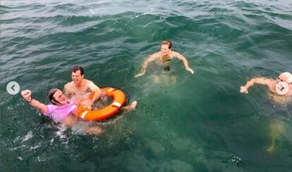 Paul Hill, en el mar, rodeado de la familia Kennedy tras el salto en honor a su hija.