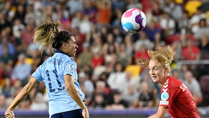 Marta Cardona, en el momento de rematar en el gol de España ante Dinamarca.