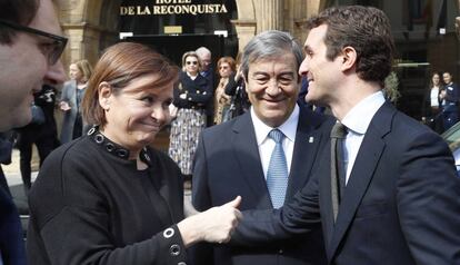 Pablo Casado (derecha) en un acto en Asturias.