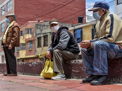 Tres hombres usan el cubrebocas en Bogotá (Colombia), en una imagen de archivo.