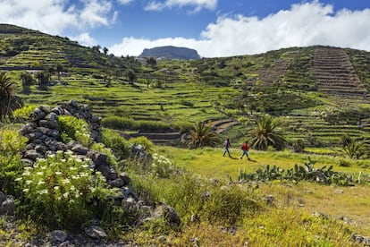 Senderistas en la isla canaria de La Gomera, con la cima de La Fortaleza de Chipude al fondo.