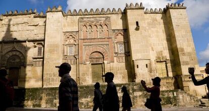 Turistas pasean ante la Mezquita-Catedral de C&oacute;rdoba.