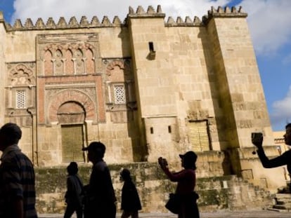 Turistas pasean ante la Mezquita-Catedral de C&oacute;rdoba.