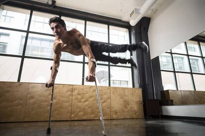 Luca Patuelli bailando 'breakdance'.