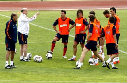 El seleccionador de España, Vicente del Bosque, habla con sus jugadores durante el primer entrenamiento del equipo en la concentración previa al Mundial de Sudáfrica 2010.