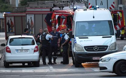 El individuo que ha provocado la explosión portaba un cinturón de explosivos, según algunas informaciones que no han sido confirmadas por la policía. Ha sido abatido por militares belgas y está herido. En la imagen, policías y bomberos esperan fuera de la estación central.