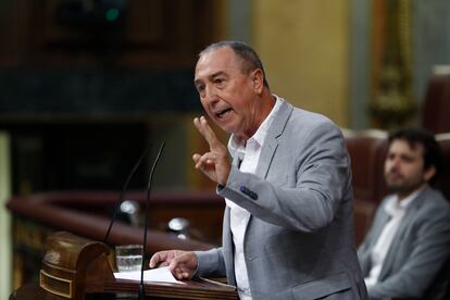 El portavoz de Compromìs, Joan Baldoví, durante su intervención. "¿Qué hará el PP y qué hará Vox con las medidas anunciadas ayer? Nunca se hubieran atrevido a anunciar estas medidas si hubieran gobernado con Cs. Celebramos las medidas anunciadas, pero queremos ver la publicación en el BOE para creer. Los más desfavorecidos necesitan creer”, ha dicho Baldoví en el Congreso.