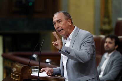 El portavoz de Compromìs, Joan Baldoví, durante su intervención. "¿Qué hará el PP y qué hará Vox con las medidas anunciadas ayer? Nunca se hubieran atrevido a anunciar estas medidas si hubieran gobernado con Cs. Celebramos las medidas anunciadas, pero queremos ver la publicación en el BOE para creer. Los más desfavorecidos necesitan creer”, ha dicho Baldoví en el Congreso. 