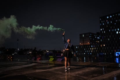 Cientos de mujeres marchan para conmemorar el día internacional de la eliminación de la violencia contra las mujeres, en Bogotá, el 25 de Noviembre de 2022.