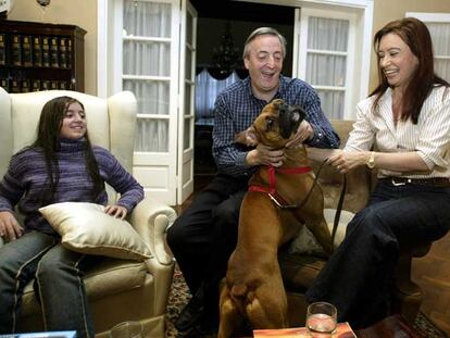 Néstor Kirchner, su esposa, Cristina, y la hija de ambos, Florencia, en su casa de Río Gallegos en 2003.