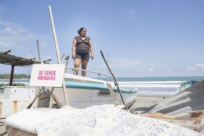 Judith Vera, 37 anos. Tinha um pequeno restaurante caseiro que transferiu para a rua da orla de Pedernales. Levou sua cama para fora também, e lá permanece com sua família desde a noite do tremor. Sente mais medo de que sua casa acabe de cair do que dos tsunamis que foram inicialmente temidos. “Já disse que, se for para morrer, morro aqui, mas não vou fugir”, diz.