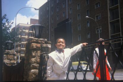 Noah posando ante la cámara a los cuatro años.