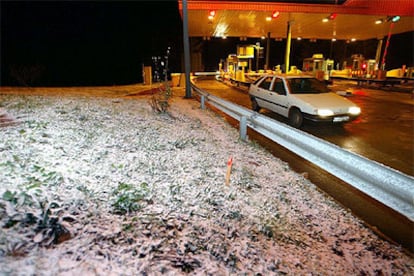 La nieve afectó ayer a diferentes zonas del Alt Empordà, como los accesos de la autopista Ap-7 en Orriols, en la imagen.