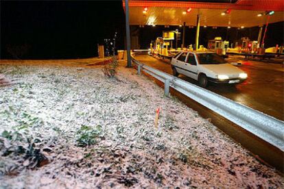 La nieve afectó ayer a diferentes zonas del Alt Empordà, como los accesos de la autopista Ap-7 en Orriols, en la imagen.