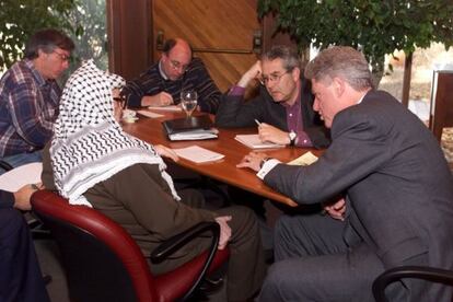 Bruce Riedel ha asesorado sobre Oriente Próximo a cuatro presidentes de EE UU, incluido Barack Obama. En esta imagen histórica, Riedel (al fondo, en el centro) participa en las conversaciones de paz de Wye Plantation en 1998 con el entonces presidente de Estados Unidos, Bill Clinton, y el fallecido presidente palestino, Yasir Arafat. Riedel era entonces director de Asuntos para Oriente Próximo.