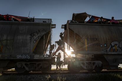 Migrantes centroamericanos y sudamericanos se suben a 'La Bestia', el tren de carga que utilizan para transportarse por México. En septiembre, el grupo Ferromex inmovilizó 60 trenes después de una serie de muertes y mutilaciones de migrantes que viajaban en el tren.