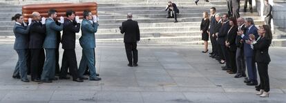 El féretro del exsecretario general del PSOE a su llegada al Congreso, a hombros de miembros de distintos cuerpos de seguridad del Estado.