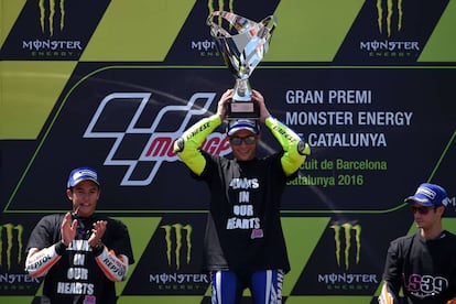 Rossi celebra la victoria junto a Márquez y Pedrosa.