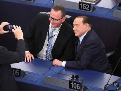 Dois eurodeputados com o ex-premiê italiano Silvio Berlusconi em Estrasburgo.
