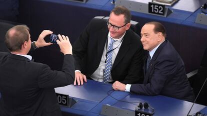 Dois eurodeputados com o ex-premiê italiano Silvio Berlusconi em Estrasburgo.