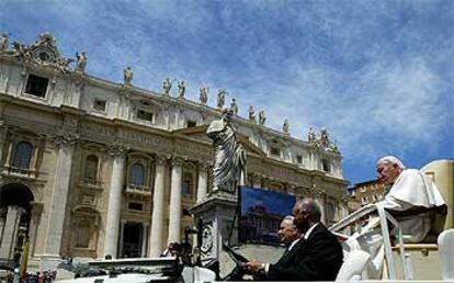 El papa Juan Pablo II, en la plaza de San Pedro del Vaticano, el pasado día 16.