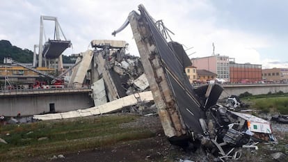 Servicios de emergencia trabajan entre los escombros tras el derrumbe de un viaducto en Génova.