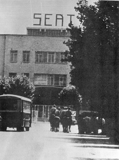 Uns policies a cavall a la porta de la fàbrica de Seat el tràgic 18 d’octubre de 1971. 