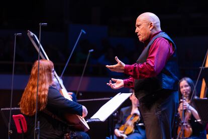 Christina Pluhar, directora de L’Arpeggiata, y el tenor Marco Beasley en un momento del concierto ofrecido el jueves por la tarde en el TivoliVredenburg.