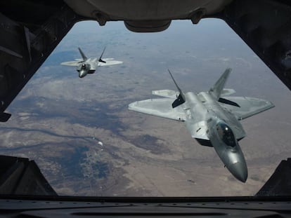 Dos aviones de combate estadounidenses Air Force F-22 Raptors sobrevuelan Siria, el 2 de febrero.  