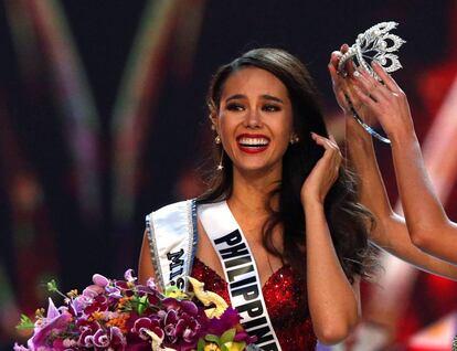 A filipina Catriona Gray posa ao ser coroada Miss Universo 2018.