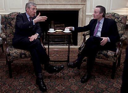 Los ministros de Exteriores británico, Jack Straw, y español, Josep Piqué, en febrero pasado en Londres.