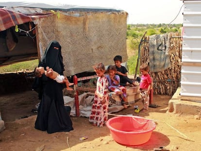 Hashem Mahmoud Atin, un niño yemení desplazado de diez meses que sufre de desnutrición aguda y que no puede llegar a un hospital para recibir tratamiento, es retenido por su madre en un campamento en Abs, en la provincia de Hajjah, en el norte de Yemen, el 3 de septiembre de 2020. Cientos de niños y mujeres embarazadas se han visto afectados negativamente por el cierre de clínicas médicas financiadas por el Fondo de las Naciones Unidas para la Infancia (UNICEF) en los campamentos de desplazados de Yemen.