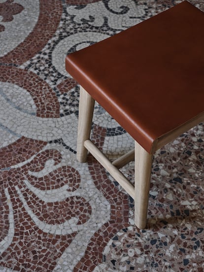 Los suelos de un palacete barroco sirven de escenario para los muebles de Vicent Van Duysen para Zara Home.