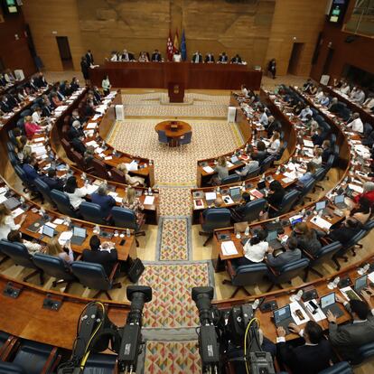 MADRID, 08/07/2021.- Vista general de la Asamblea de Madrid durante el pleno, este jueves. EFE/Javier Lizón