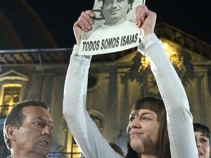 Sandra Carrasco, la hija del ex concejal asesinado el sábado por ETA, sostiene un cartel con el rostro de su padre en la marcha que ha recorrido Mondragón esta tarde